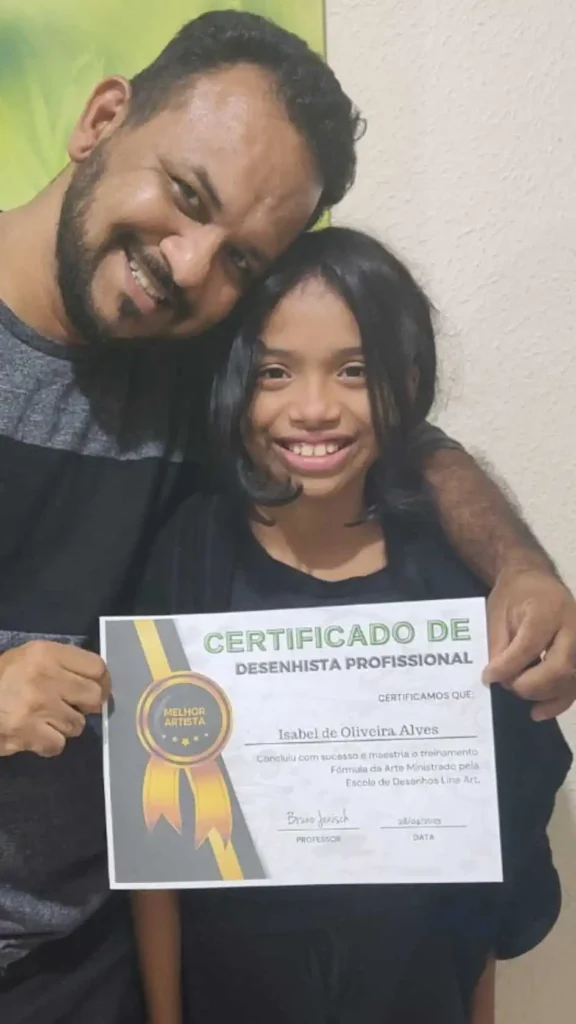 Aluno(a) da Line Art segurando, orgulhoso(a), o certificado de desenhista profissional que conquistou