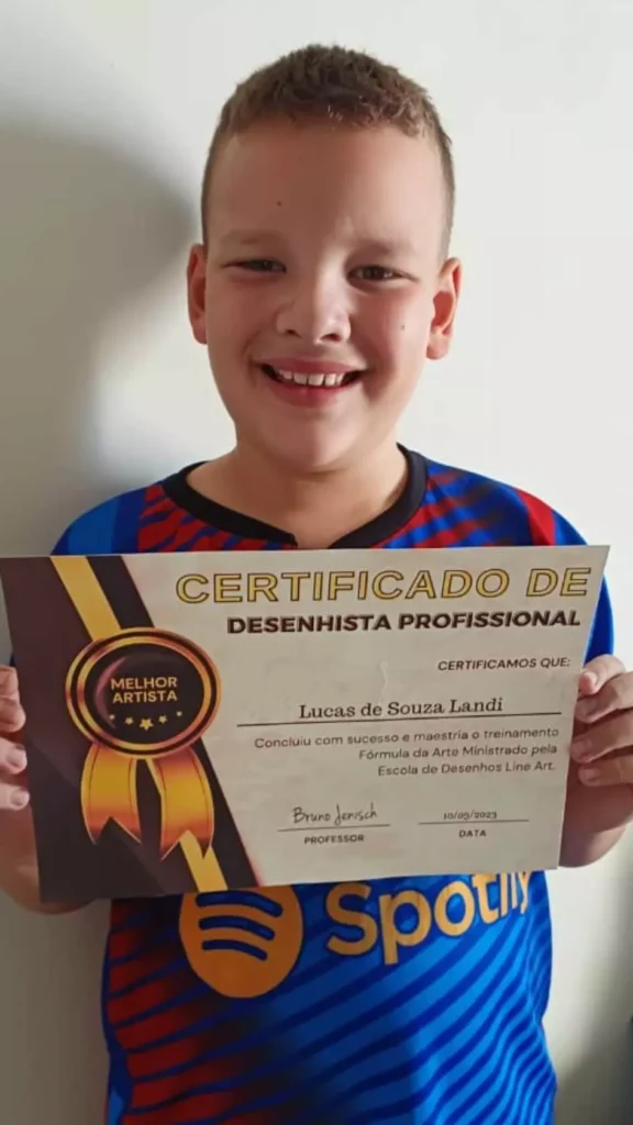 Criança mostrando para a câmera o certificado de desenhista profissional da Line Art
