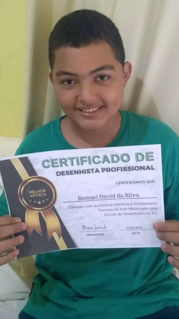 Aluno(a) da Line Art com o certificado impresso de uma etapa concluída nas mãos