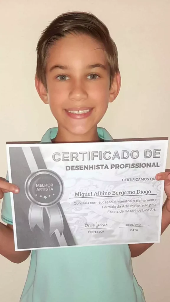 Aluno(a) da Line Art exibindo o certificado de desenhista profissional conquistado