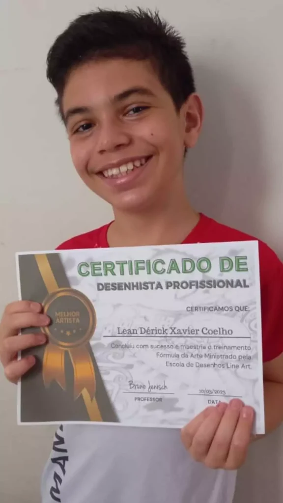 Criança segurando com as duas mãos o certificado impresso da Line Art