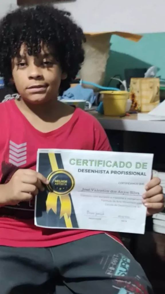 Aluno(a) da Line Art feliz com o certificado de desenhista profissional na mão