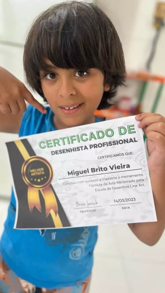 Criança mostrando o certificado de mais uma etapa concluída no curso de desenho
