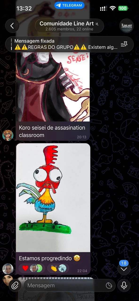 Criança mostrando o desenho que acabou de fazer no grupo da Comunidade Line Art