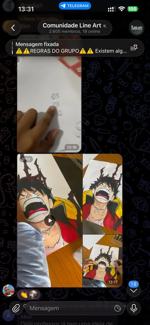 Professor orientando e dando retorno sobre o desenho de um aluno(a) no grupo