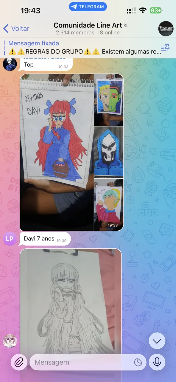 Aluno(a) mostrando no grupo a evolução do desenho ao longo das aulas