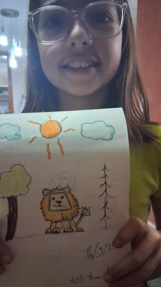 Aluno do Clube Line Art sorrindo com o desenho que aprendeu a fazer na aula