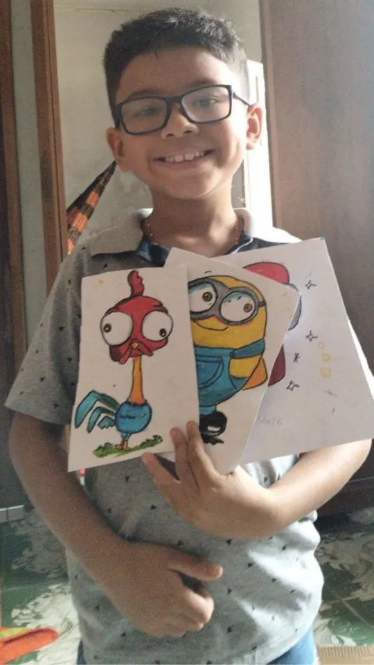 Aluno do Clube Line Art sorrindo com o desenho que concluiu na aula ao vivo