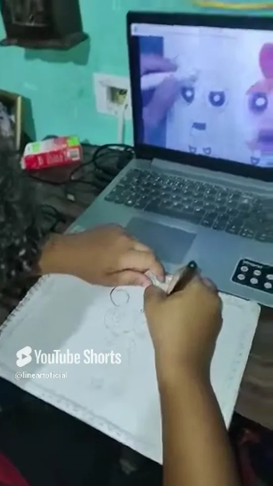 Aluno José, 10 anos, desenhando em casa durante o encontro ao vivo, filmado pela mãe