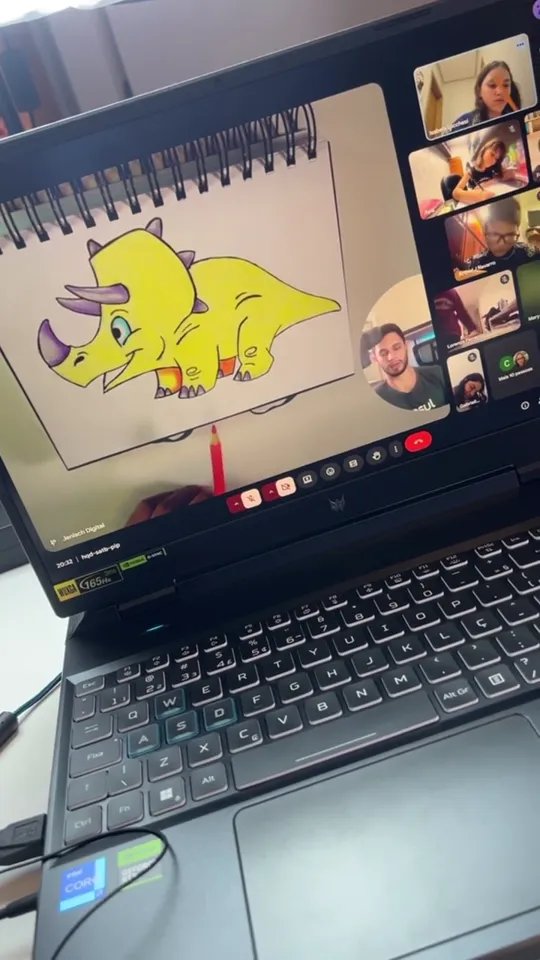 Desenho de um triceratops amarelo feito por aluno, mostrado na tela durante a aula ao vivo