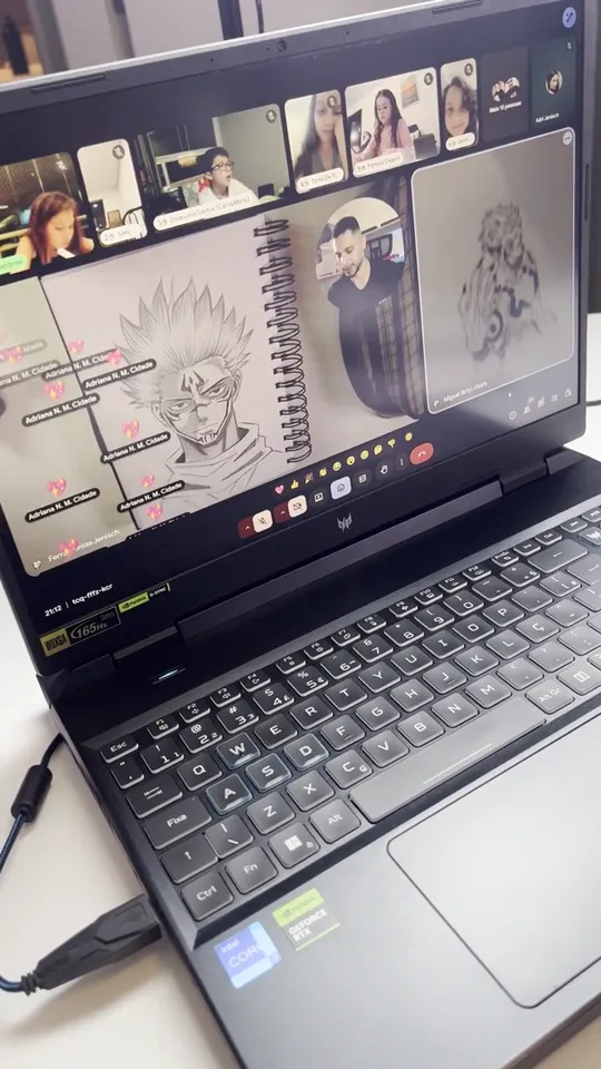 Desenho detalhado em preto e branco de personagem de anime feito por aluno, na aula ao vivo