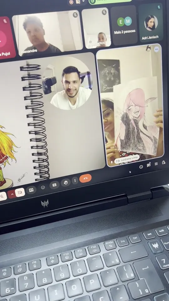 Desenho colorido de personagem de anime feito por aluna, apresentado na aula ao vivo