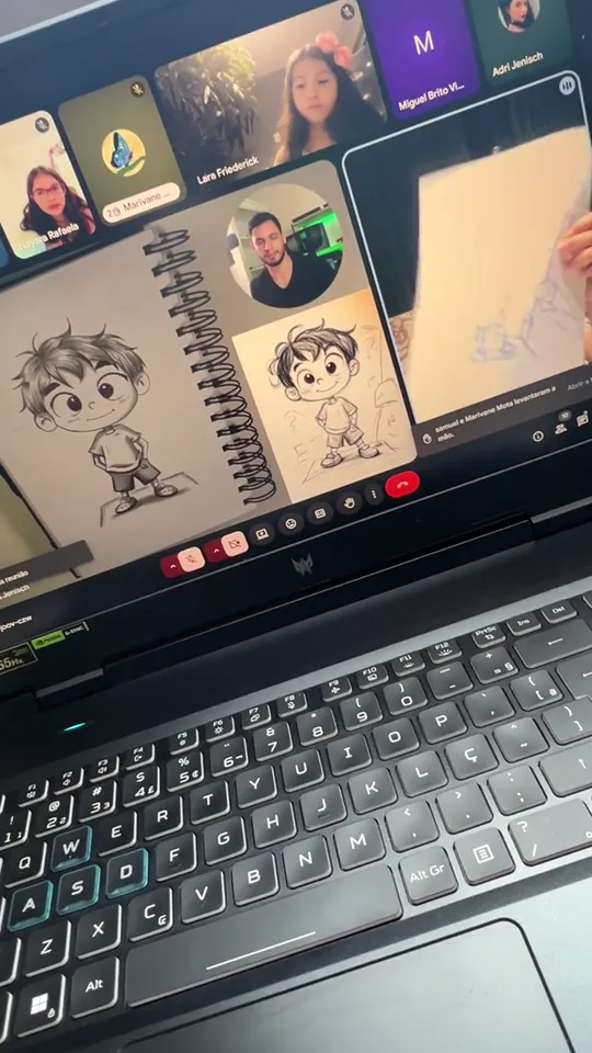 Desenho de personagem infantil ao lado do modelo de referência, feito por aluno na aula ao vivo
