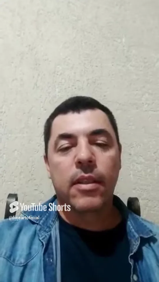 Pai de aluno falando à câmera sobre a experiência do filho no Clube Line Art