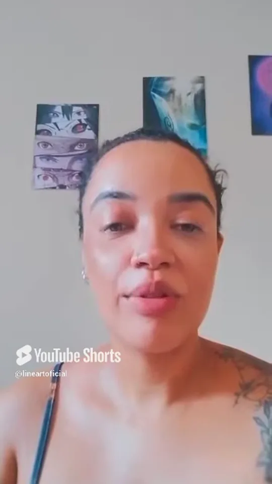 Mãe de aluno falando à câmera sobre a experiência do filho no Clube Line Art