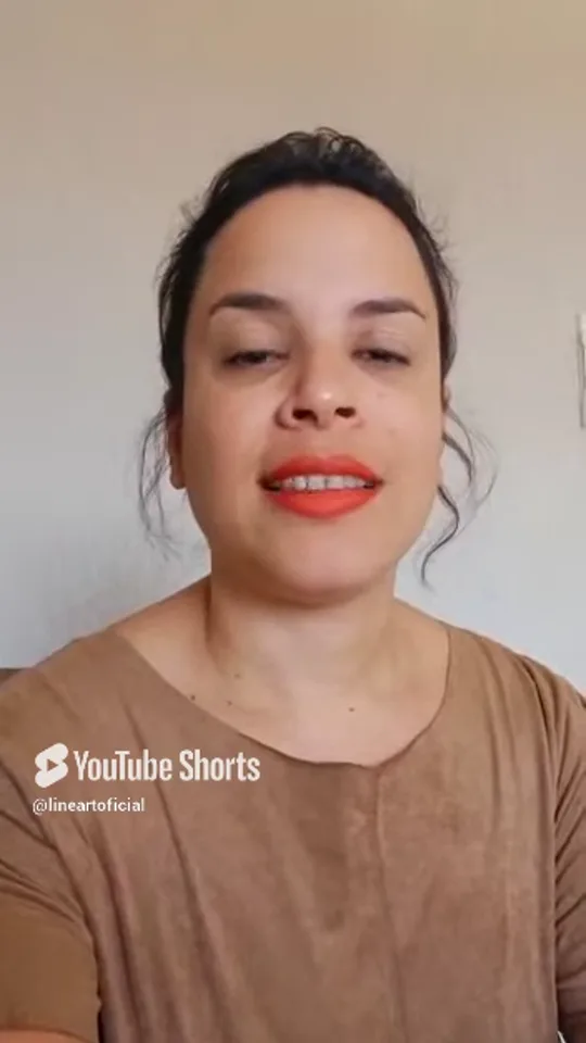Mãe do Lucas falando à câmera sobre a experiência do filho no Clube Line Art